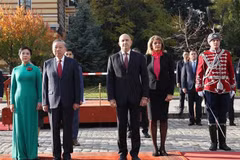 保加利亚共和国总统鲁门·拉德夫偕夫人主持欢迎仪式。图自越通社