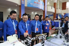 资料图：代表们参观岘港市青年创新、创造和“一乡一品”产品展览。图自越通社