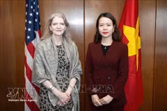 越南外交部副部长阮明姮与美国国务院政治事务副国务卿艾莉森·胡克。图自越通社