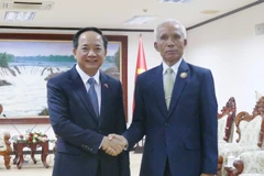 老挝人民革命党中央书记处书记、中宣部部长坎潘·培亚翁会见越共中央书记处书记、中央宣教与民运部部长郑文决。图自越通社