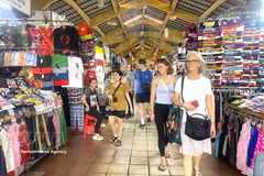 胡志明市槟城市场吸引大量国内外游客前来参观购物。图自越通社