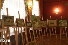 画展上的绘画作品。图自越通社
