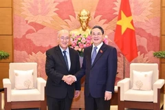 越南国会副主席阮德海会见德国世界大学生协助组织主席卡姆比兹·加瓦米。图自越通社