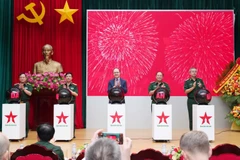 代表们按下启动按钮，标志着《人民军队报》新闻网俄语版的上线。图自越通社