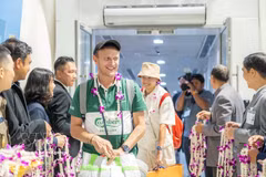 胡志明市至普吉岛航线上首批乘客。图自越通社