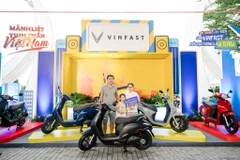 汽油摩托车换成 VinFast Evo200电动车活动的第一位客户。图自越通社
