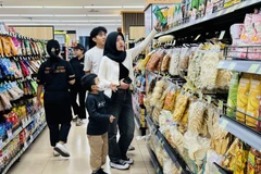 印尼的消费者在超市购物。图自越通社
