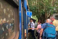 在中转服务方面，铁路部门已组织近1500名旅客通过公路在清化站与长林站之间往返转运。图自互联网