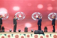 越南政府总理范明政与外交部领导出席国际条约数据库启动仪式。图自越通社