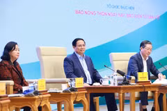 越南政府总理范明政与农民进行对话。图自越通社