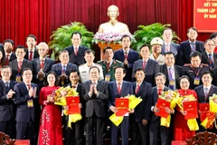 陈青敏与代表们合影。图自越通社