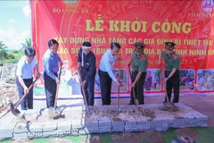 为受第10号台风及其残余环流影响的家庭建设新房的奠基仪式。图自越通社