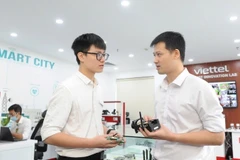 Viettel 技术人员讨论技术解决方案。图自《人民报网》