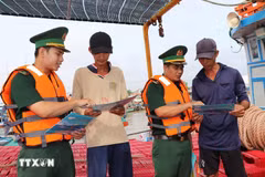 职能力量向渔民宣传相关法律和规定。图自越通社