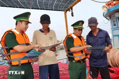 职能力量向渔民宣传相关法律和规定。图自越通社