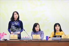 国会财政经济委员会专职代表范氏红燕回答记者提问 图自《人民代表报》