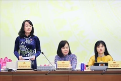 国会财政经济委员会专职代表范氏红燕回答记者提问 图自《人民代表报》