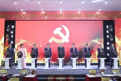 出席越共十四大信息门户网站（https://daihoidang.vn）开通仪式的越共中央总书记苏林和代表们。图自越通社