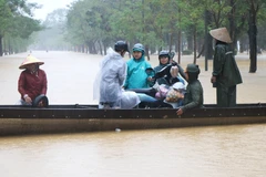 积水严重，人民必须乘船出行。图自越通社
