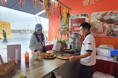 游客参观金瓯省展位。图自越通社