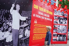 首都市民参观关于胡志明主席的图片展。图自越通社
