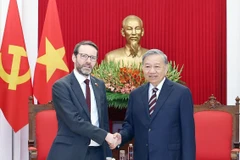 越共中央总书记苏林于10月17日会见英国驻越南大使伊恩·弗鲁。图自越通社