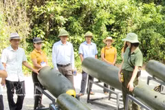 游客参观“传奇长山小道——指挥洞” 生态旅游区各种炸弹外壳展区。图自越通社