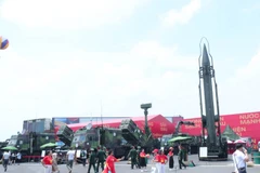 室外展区以“利剑与盾牌”为主题，占地面积23569平方米，用于展示各类装备和武器。图自越通社