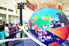 越南科学技术部长阮孟雄参观越南通讯社展位。图自越通社