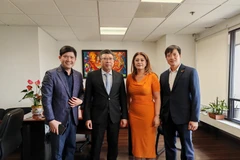 越南驻墨西哥大使阮文海与墨西哥—越南友谊友好小组新任主席安娜·卡琳娜·罗霍·皮门特尔和代表们合影。图自越通社