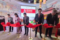 代表们为“胡志明主席——和平与友谊象征”展览会开幕式。图自越通社