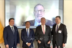 历代美国驻越大使与越南驻美大使阮国勇(左二)。图自越通社
