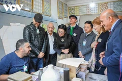 范明政夫人黎氏碧珍听取 El Biar 儿童保护中心领导介绍关于中心活动情况。图自《 越南之声广播电台》