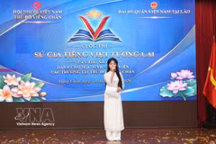 老挝女生参加“未来越南语使者”比赛。图自越通社