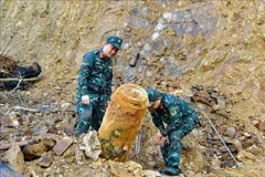 职能力量将炸弹转移到炸弹处理地点。图自越通社