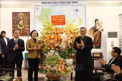 越南政府副总理范氏清茶向北宁主教座送花致以2025年圣诞祝福。图自越通社