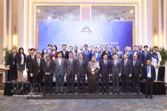 越共中央政治局委员、外交部长黎怀忠与参会代表合影。图自越通社