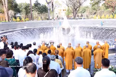 胡志明市祖国阵线委员会常委会在1号李太祖公园为新冠肺炎疫情防控牺牲人员和逝世同胞举行悼念仪式与超度法会。图自越通社