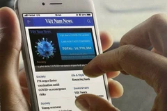 智能手机上的Vietnam News应用程序。图自越通社