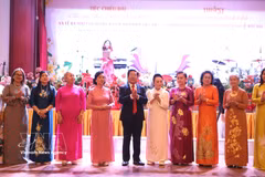 老挝越南奥黛遗产俱乐部委员会正式亮相。图自越通社