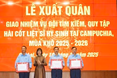 莱省人民委员会副主席、515号指导委员会主任阮氏清历与K52队干部战士代表。图自越通社