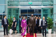 越南国会副主席阮氏青迎接古巴共和国全国人民政权代表大会主席兼国务委员会主席埃斯特万·拉索·埃尔南德斯。图自越通社