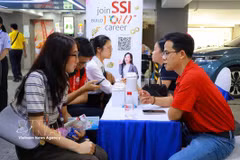 众多企业和学生积极参加2026年招聘会。图自越通社