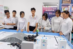西宁省省新安高中学生在STEM教育实践实验室学习。图自越通社