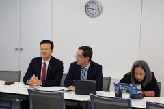 越南常驻日内瓦代表团团长梅潘勇大使（左一）出席研讨会。图自越通社