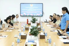 河内市劳动联合会与中华全国总工会法律工作部进行经验交流。图自越通社