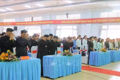 和好佛教教主富楚诞辰106周年纪念典礼在安江省举行。图自越通社