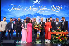 越南驻德大使阮得成与夫人以及越南驻德大使馆工作人员向同春购物中心总经理阮文贤和领导班子送花。图自越通社