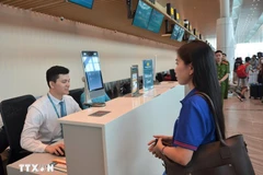 游客在办理登机手续过程中进行人脸识别。图自越通社
