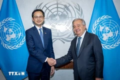 越南常驻联合国代表团团长杜雄越大使与联合国秘书长安东尼奥·古特雷斯。图自越通社